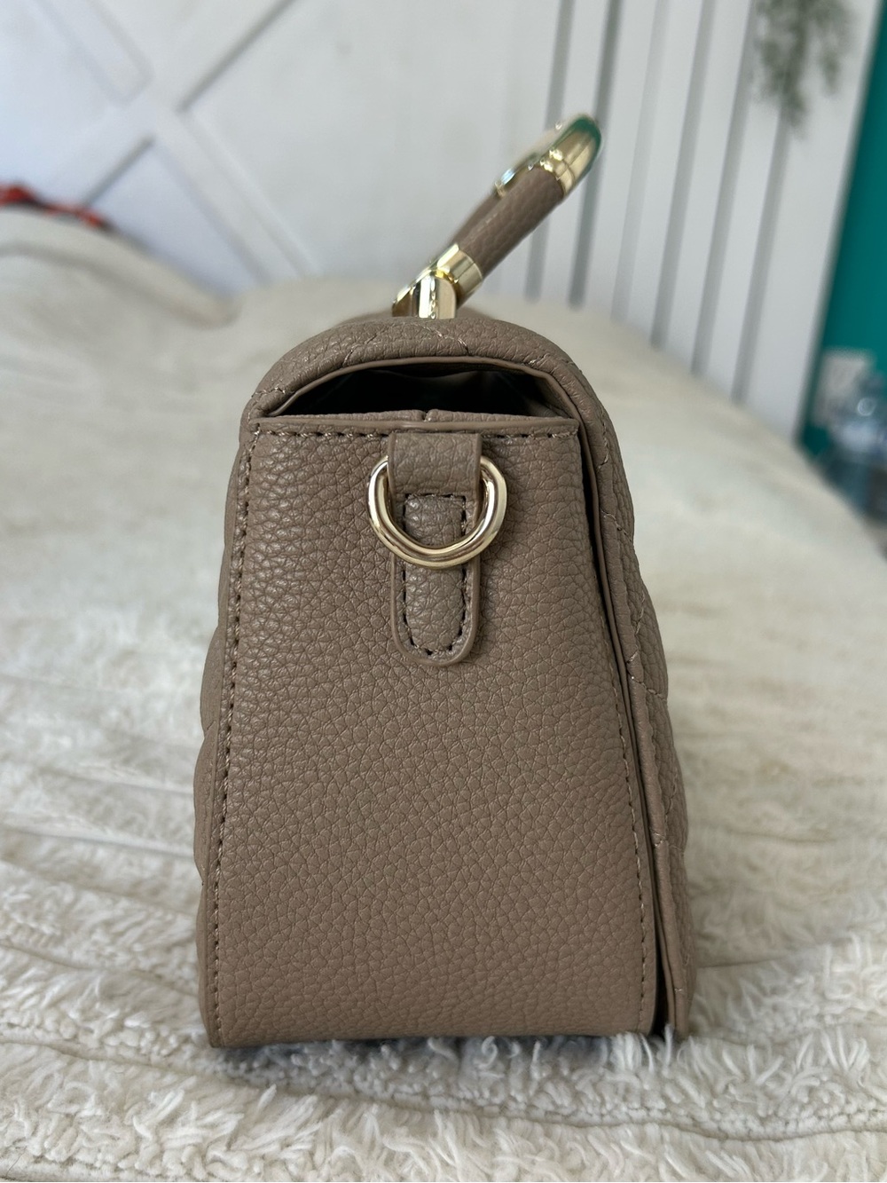 Elizabeth Grant Quilted Crossbody Bag with Gold Hardware - Picture 3 of 11